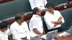 মুখ্যমন্ত্রীর আসন ছেড়ে মন্ত্রীদের পাশে বিজয়, তামিলনাড়ু বিধানসভায় নজিরবিহীন দৃশ্য