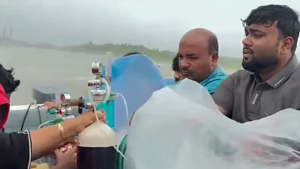 মুমূর্ষু ৮০ বছরের বৃদ্ধ মাকে বাঁচাতে স্পিডবোটে উত্তাল সাগর পাড়ি দিতে ছেলের লড়াই