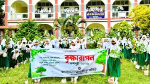 শিক্ষার্থীদের হাতে দুই শতাধিক গাছের চারা বিতরণ