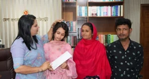 ডাক্তার হতে চান খুপরি ঘরে বেড়ে ওঠা মেধাবী সালমা, পাশে দাঁড়ালেন ডিসি ফরিদা