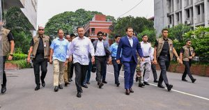 সচিবালয় থেকে ওসমানী মিলনায়তনে হেঁটে গেলেন প্রধানমন্ত্রী