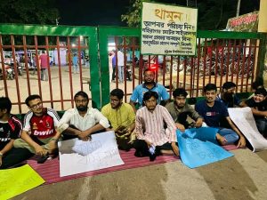 ভাড়া বৃদ্ধি ও সিএনজি চলাচল বন্ধের প্রতিবাদে চবির জিরো পয়েন্ট অবরোধ