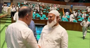 বিরোধীদলীয় নেতার এই বক্তব্যের পরপরই সংসদ কক্ষে হাসির রোল