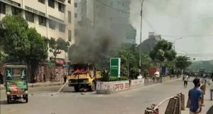 রাজধানীতে পুলিশের গাড়ি ভাঙচুর ও সিটি করপোরেশনের গাড়িতে আগুন