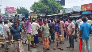 সারের কৃত্রিম সংকটের অভিযোগে কৃষকদের মহাসড়ক অবরোধ