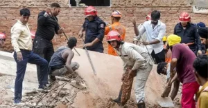 নয়াদিল্লিতে ছয়তলা ভবন ধসে নিহত ৬, বহু মানুষ ধ্বংসস্তূপে আটকা