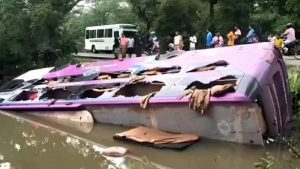 জবির সাবেক শিক্ষার্থীদের বহনকারী বাস পুকুরে, আহত ১৫