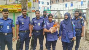 মা যখন পরীক্ষার হলে, শিশুর দায়িত্ব নিলেন পুলিশ কনস্টেবল শিল্পী