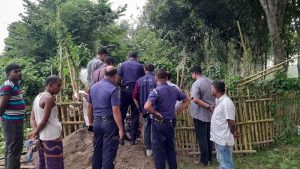 কবর খুঁড়ে পীর শামিমের দেহাবশেষ নিয়ে টানাটানি, থানায় মামলা; অতিরিক্ত পুলিশ মোতায়েন