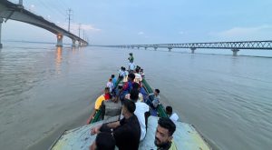যমুনা নদীতে নৌকা ভ্রমণে আনন্দঘন বিকেল
