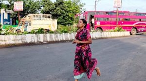 মেয়ের পড়াশোনার খরচ জোগাতে শাড়ি পরে খালি পায়ে ম্যারাথনে প্রথম হলেন মা