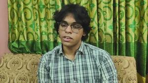 মায়ের মৃত্যুর পর পেনশনের টাকা তুলতে ঘুষ দাবি, ক্ষোভে ‘ঘুষ.সাইট’ খুললেন কিশোর