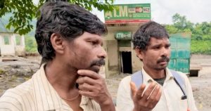 নেপালে বন্যায় নিখোঁজ সন্তান: ধার করা ১৩ ডলার নিয়ে ছেলেকে খুঁজতে মাইলের পর মাইল হাঁটছেন বাবা