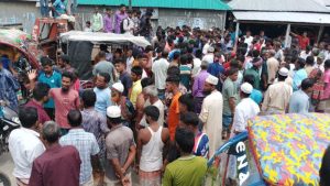 সারের জন্য কৃষকদের সড়ক অবরোধ-বিক্ষোভ