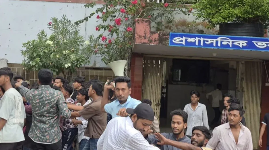 কুমিল্লা ভিক্টোরিয়া সরকারি কলেজ কমিটি ঘোষণার পরদিন সংঘর্ষে জড়াল ছাত্রদল