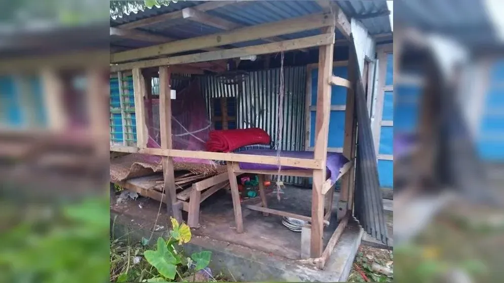 মসজিদের ইমামের ঘরে বোমা বিস্ফোরণ