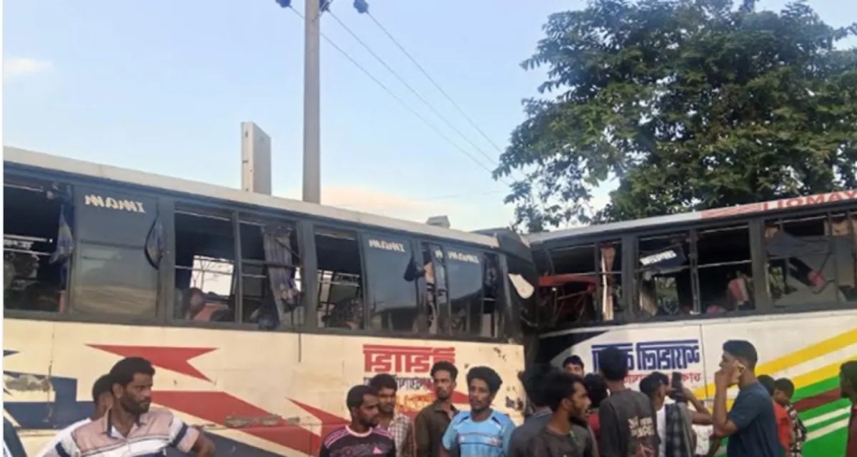 দুই বাসের মুখোমুখি সংঘর্ষ, ৩ জনের মৃত্যু