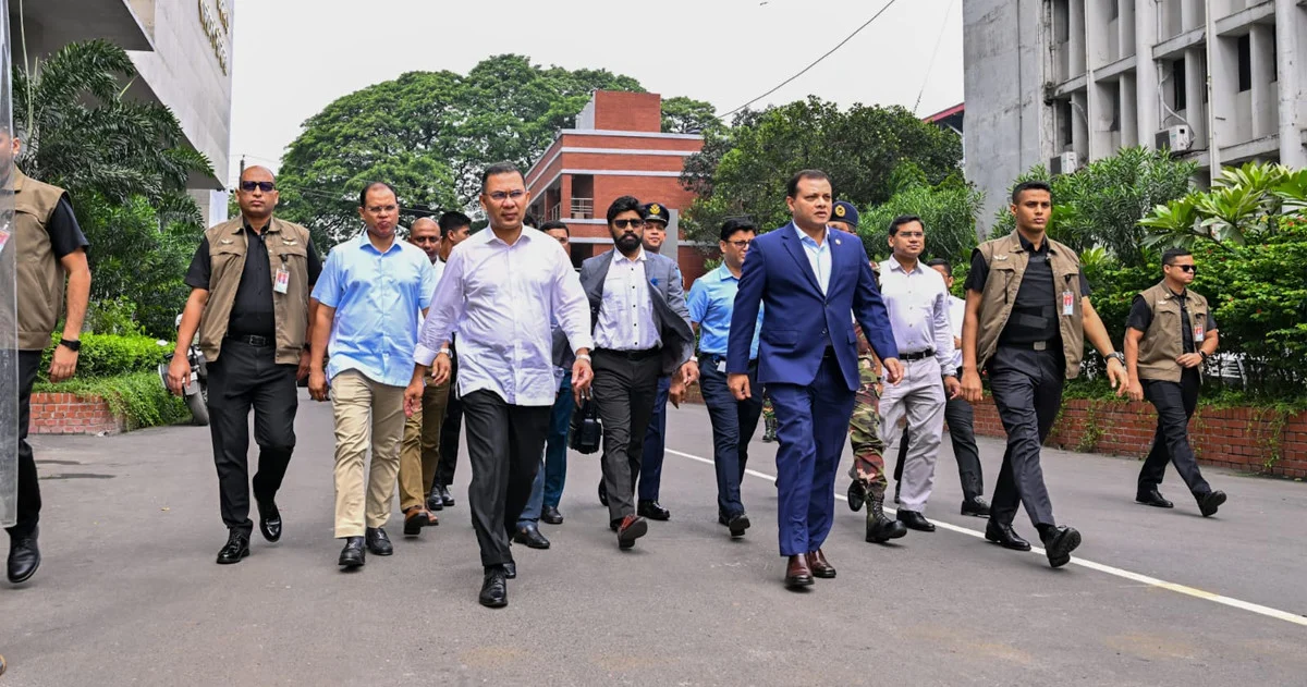 সচিবালয় থেকে ওসমানী মিলনায়তনে হেঁটে গেলেন প্রধানমন্ত্রী