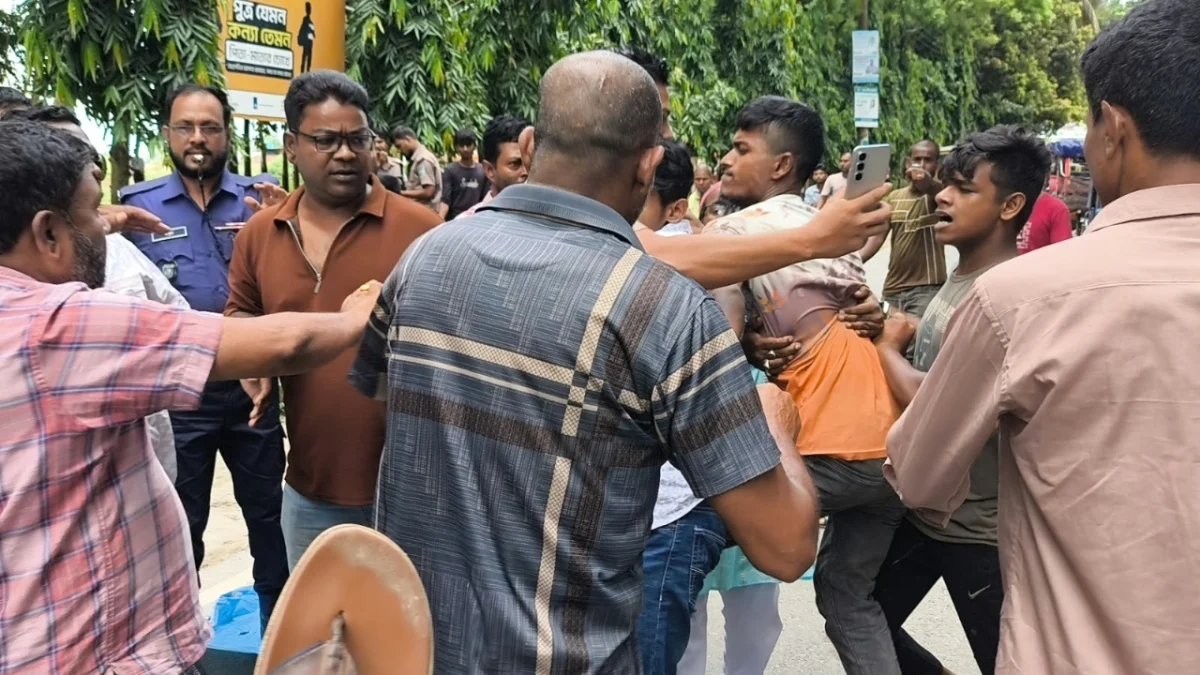 বাস ইস্যুতে এনসিপির মানববন্ধনে হামলা, আহত ৪ নেতাকর্মী