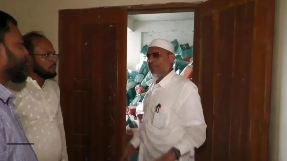 বিতরণ না করে ফেলে রাখা শত শত ডাস্টবিন, পৌর কর্মকর্তার ওপর ক্ষোভ বাবরের
