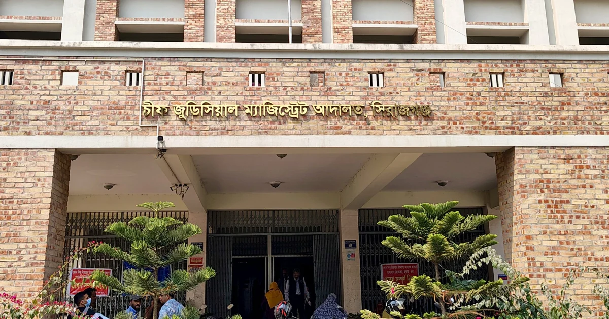 পুলিশকে ধাক্কা দিয়ে আদালতের দ্বিতীয় তলা থেকে লাফ, পালাল আসামি