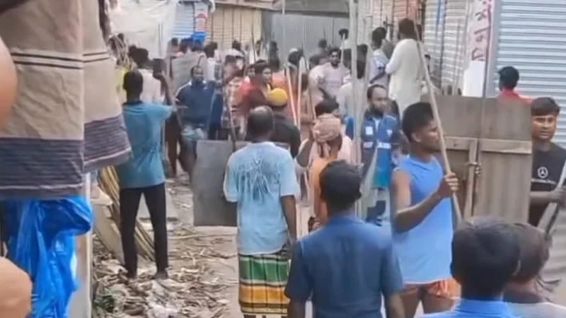 বরযাত্রীর গাড়ি আটকে মিষ্টির টাকা দাবি, সংঘর্ষে বরসহ আহত অর্ধশত