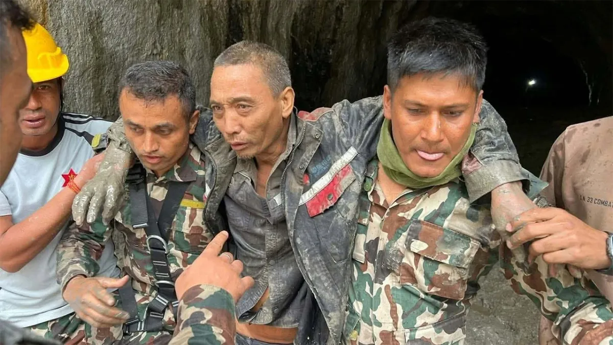 বন্যার ১০ দিন পর টানেল থেকে চীনা নাগরিককে জীবিত উদ্ধার