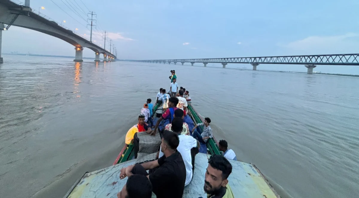 যমুনা নদীতে নৌকা ভ্রমণে আনন্দঘন বিকেল