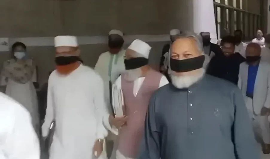 সংসদ থেকে ওয়াকআউটের পর মুখে কাপড় বেঁধে বের হলেন বিরোধীদলের নেতারা