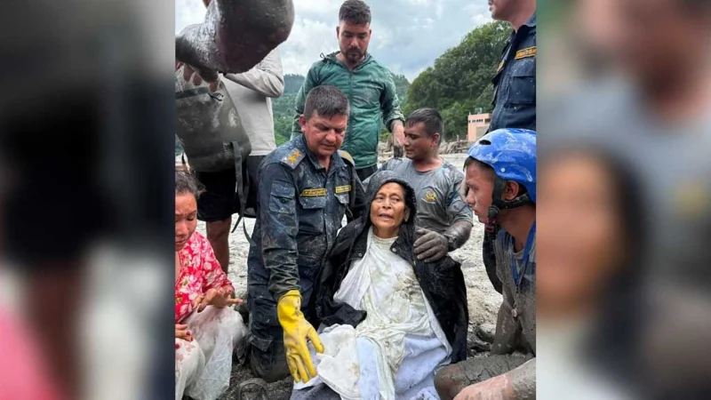 নেপালে ধ্বংসস্তূপ থেকে ১০ দিন পর ৬৪ বছর বয়সী নারীকে জীবিত উদ্ধার