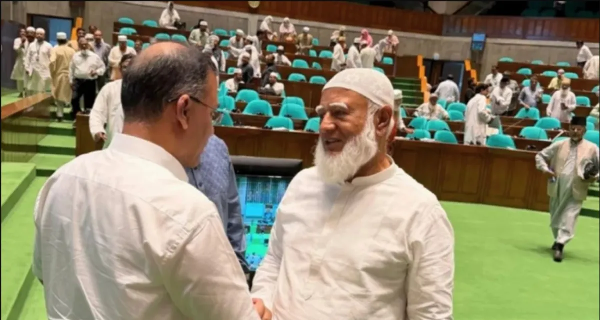 বিরোধীদলীয় নেতার এই বক্তব্যের পরপরই সংসদ কক্ষে হাসির রোল