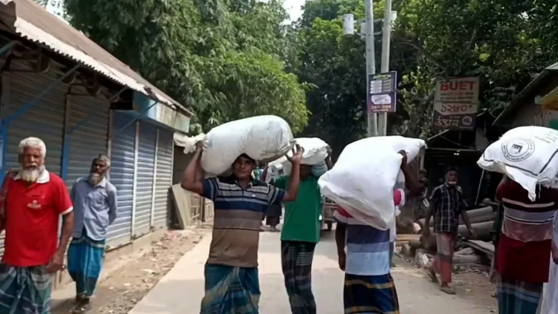 বিতরণে দেরি হওয়ায় ডিলারের গুদাম ভেঙে সারের বস্তা নিয়ে গেলেন কৃষকেরা