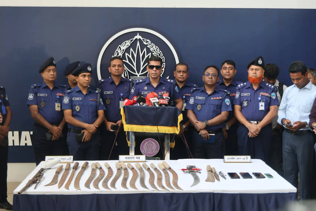 সীতাকুণ্ডে সংঘর্ষ ও অস্ত্র প্রদর্শনের ঘটনায় গ্রেপ্তার, দেশীয় অস্ত্র ও আগ্নেয়াস্ত্র উদ্ধার