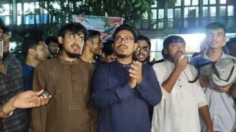 চাকরিতে ভাইভায় নম্বর বাড়ানোকে ‘নব্য কোটা’ আখ্যা দিয়ে ডাকসুর বিক্ষোভ