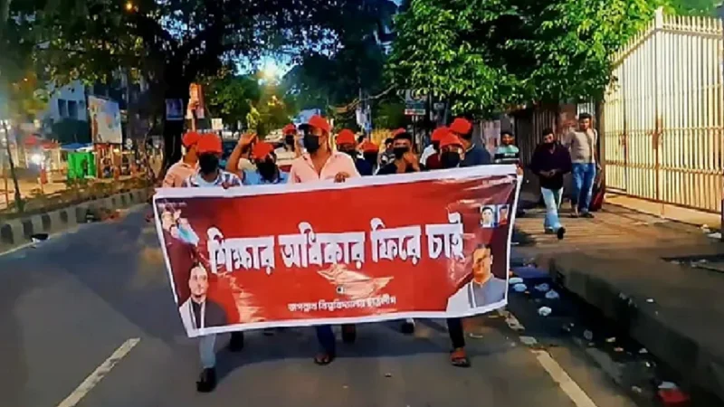 ‘শিক্ষার অধিকার ফিরে চাই’-জবিতে নিষিদ্ধ ছাত্রলীগের মিছিল