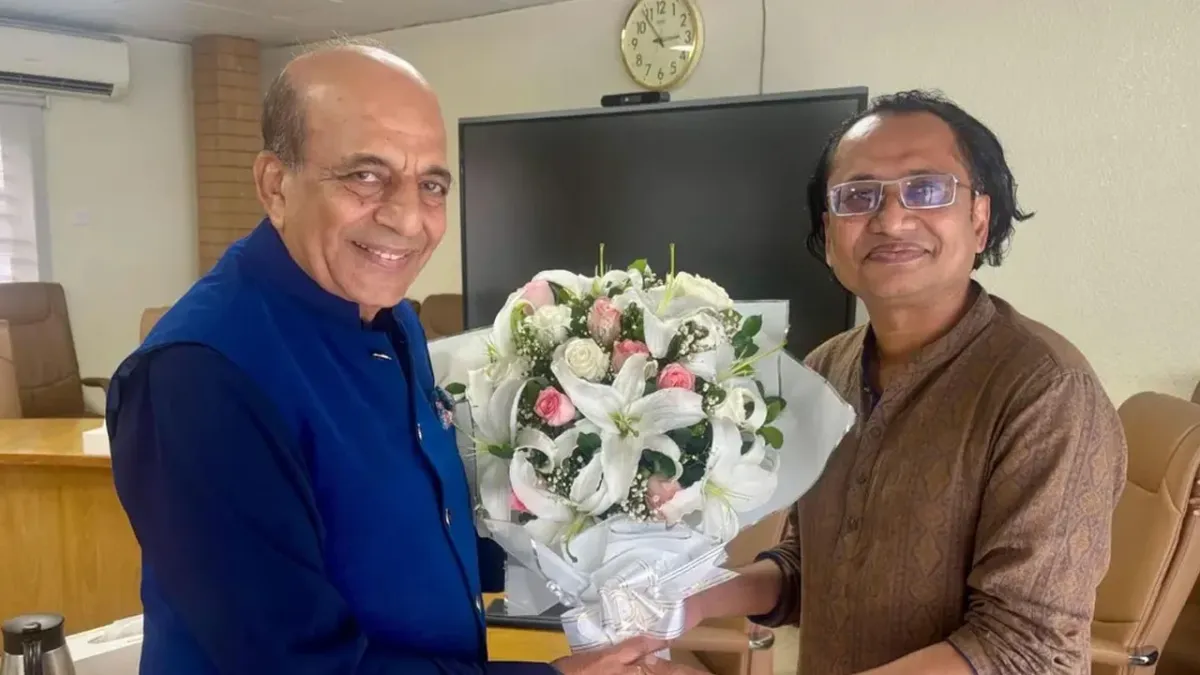 প্রধানমন্ত্রীর তথ্য উপদেষ্টার সঙ্গে ভারতীয় হাইকমিশনারের সাক্ষাৎ