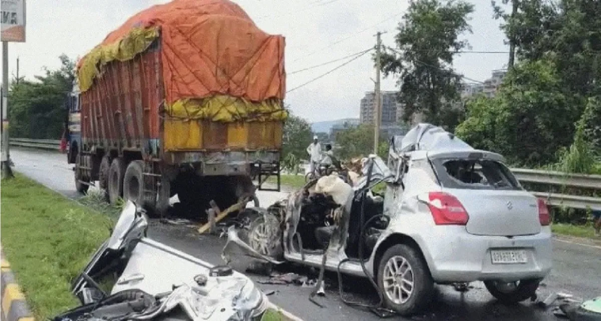 দুর্ঘটনায় গাড়িটি দুমড়েমুচড়ে যায়, মন্ত্রীর মেয়েসহ নিহত ৪