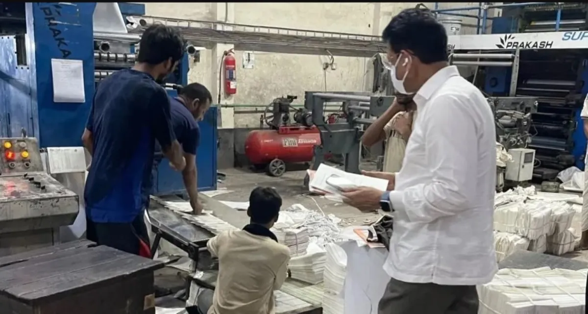 পাঠ্যবইয়ের গুণগত মান যাচাই করতে মধ্যরাতে ছাপাখানায় শিক্ষামন্ত্রী