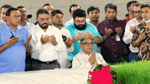 জিয়াউর রহমান ও খালেদা জিয়ার সমাধিতে শ্রদ্ধা জানালেন মির্জা আব্বাস