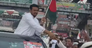 ছাদখোলা গাড়িতে করে লংমার্চে নাসীরুদ্দিন পাটওয়ারী