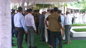 বাবা-মায়ের কবর জিয়ারত করলেন রাষ্ট্রপতি মির্জা ফখরুল