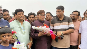 হেলিকপ্টার নিয়ে গ্রামে সম্ভাব্য মেয়র প্রার্থীর ভাই, ফুলেল শুভেচ্ছা ওসির