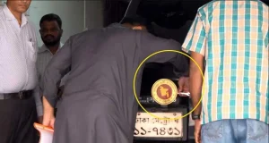 নিজ হাতে গাড়ি থেকে সরকারি লোগো খুলে ফেললেন ইশরাক হোসেন