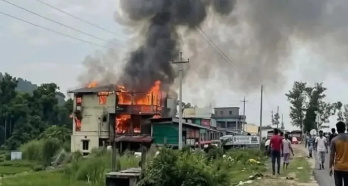 পুড়ে ছাই হয়ে গেছে কক্সবাজারের রিসোর্টটি , নিহতের সংখ্যা বেড়ে ১০